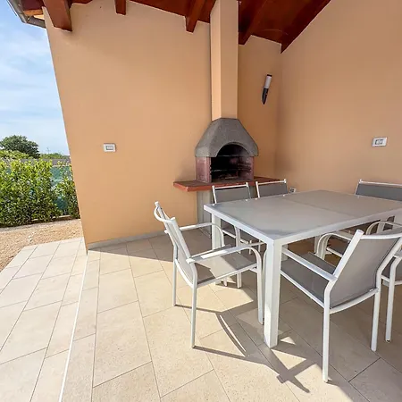 House Lavanda With Pool Pola