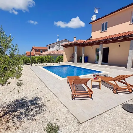 House Lavanda With Pool Pula